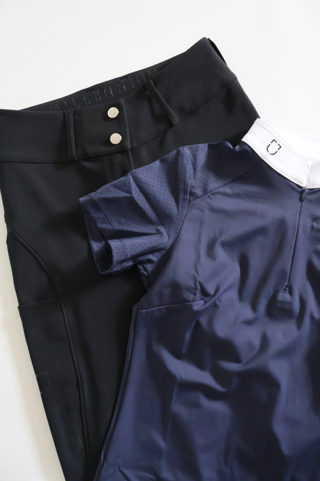 Zendaya kompressions ridebukser + Gratis navy MiCo kortærmet perf. bluse
